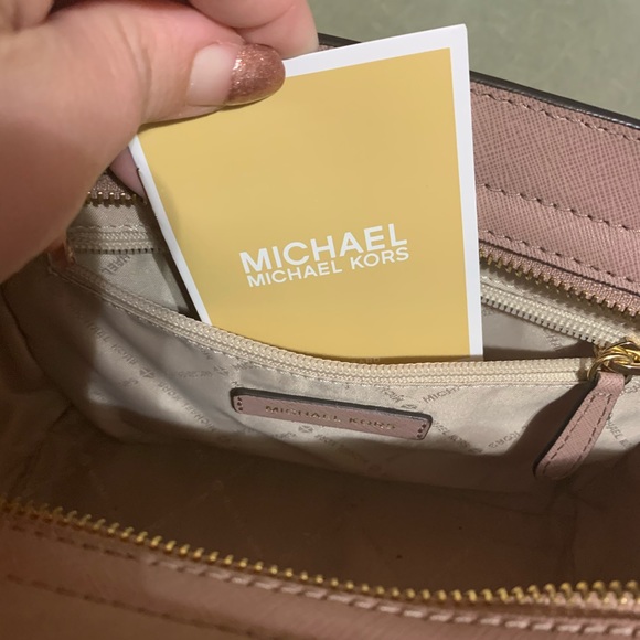 Michael kors purse - Picture 3 of 3